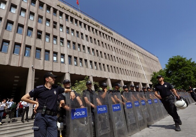 В Турции задержаны 55 полицейских по подозрению в незаконной прослушке