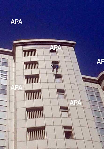 МЧС помешал мужчине прыгнуть с 16-этажного здания- в Баку (Обновлено) 