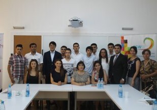 Азербайджанские депутаты встретились с абитуриентами, набравшими на вступительных экзаменах 700 баллов 