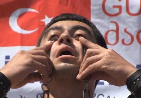 Азербайджанец-тяжелоатлет поднял 32 кг своими глазницами (Фото-Видео)