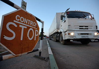 Первый грузовик с гуманитарной помощью пересек границу с Украиной