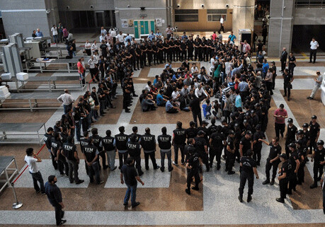 В Турции задержаны десятки полицейских