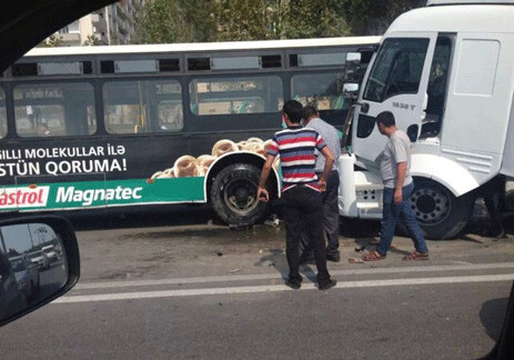 В Баку произошла серьезная авария с участием автобуса (Фото)