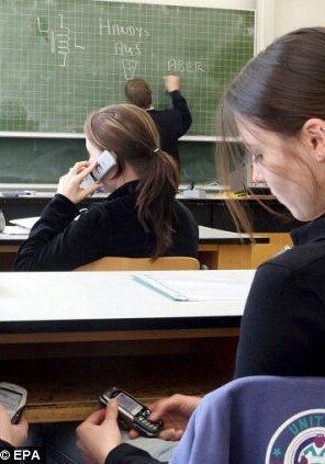 Не запрет, а рекомендация: Минобразования о запрете на использование учениками мобильных телефонов 