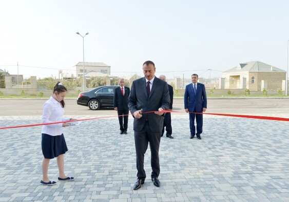 Президент принял участие в открытии нового здания школы №84 в Амирджанах