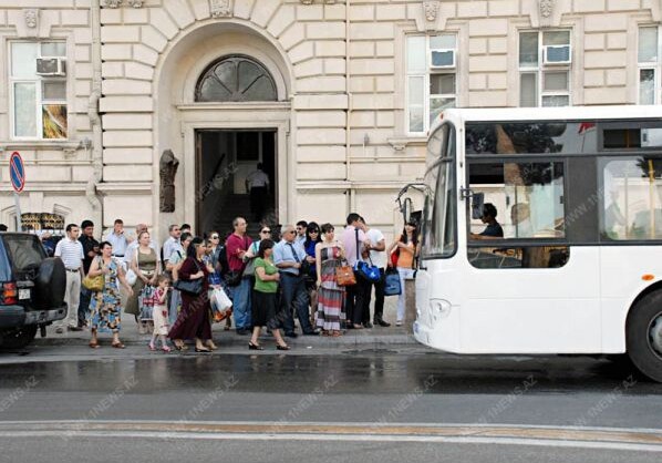 Коллапс: дети пошли в школу, в Баку встал транспорт