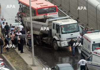 В Баку грузовик протаранил автобус, есть пострадавшие