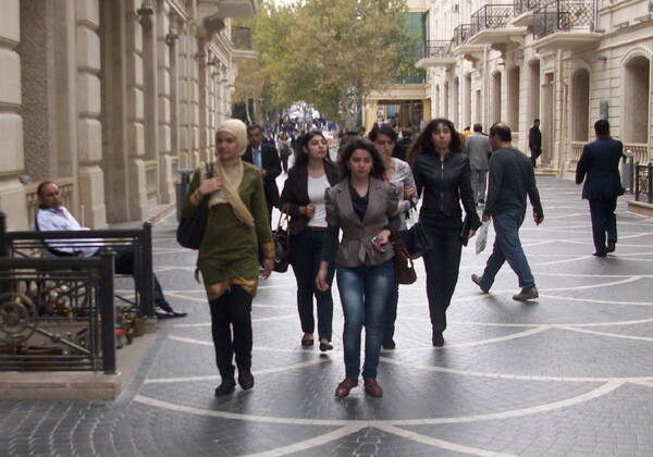 Азербайджанцы негативно относятся к переезду в другую страну-опрос