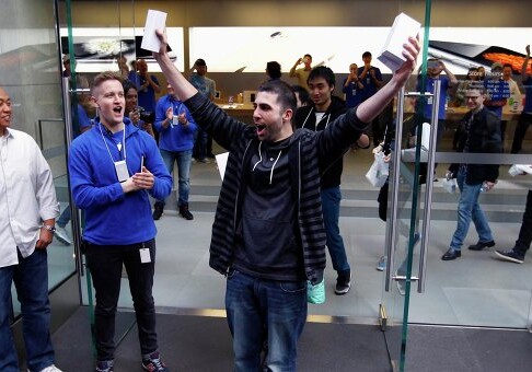 Первый покупатель iPhone 6 уронил его (Видео)