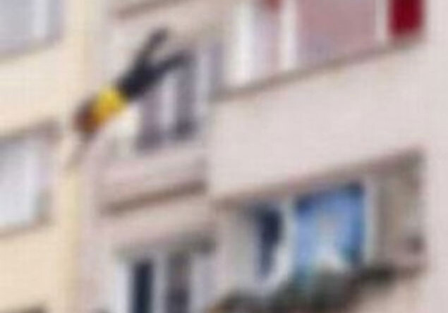 В Баку ребенок выпал с пятого этажа