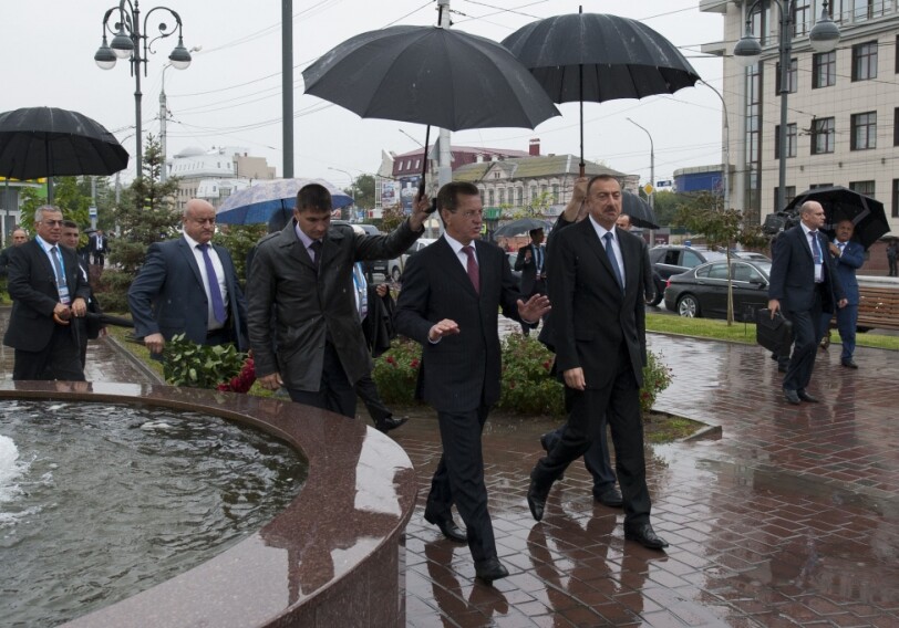 Президента Азербайджана в Астрахани встретили хлебом-солью