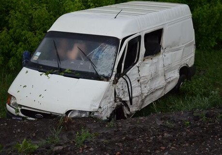 В Исмаиллинском районе перевернулся микроавтобус, 2 человека погибли 