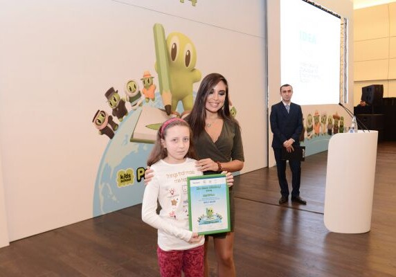 Лейла Алиева наградила победителей конкурса эко-рисунков (Фото)