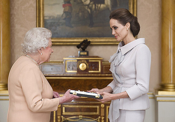 Елизавета II присвоила Анджелине Джоли почетный титул