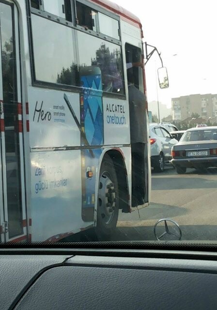 В Баку мужчина выпал из пассажирского автобуса
