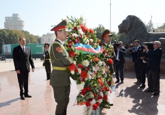 Президент АР посетил памятник Исмоили Сомони в Душанбе