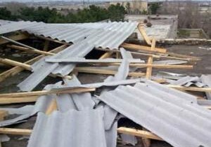 Сильный ветер снес крышу школы в Баку