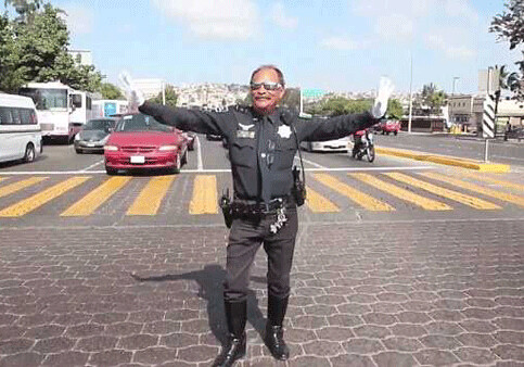 Регулировщик спасает водителей от скуки, танцуя как Джексон (Фото-Видео)