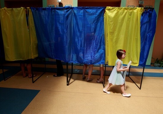 Выборы на Украине: лидируют партии Порошенко и Яценюка 