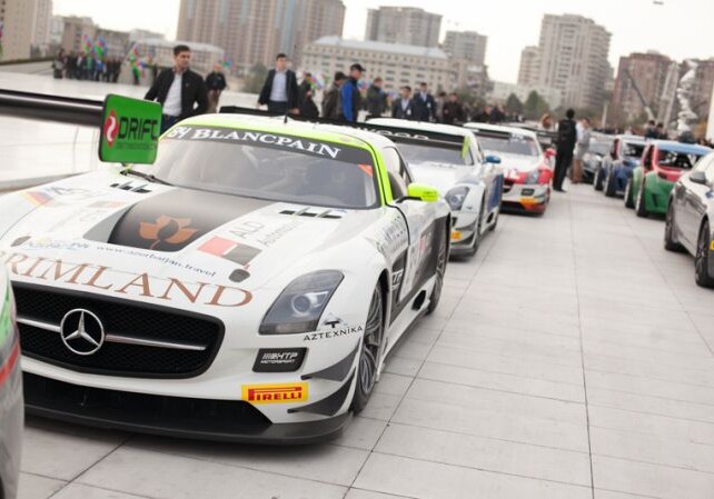 В Баку состоялся парад гоночных машин (Фото)