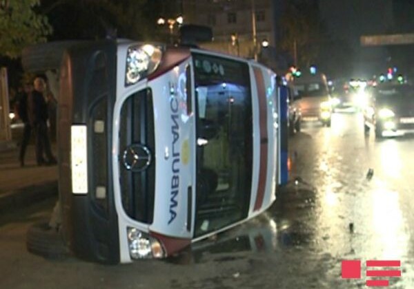 В Баку в ДТП попала машина «Скорой помощи» (Фото)