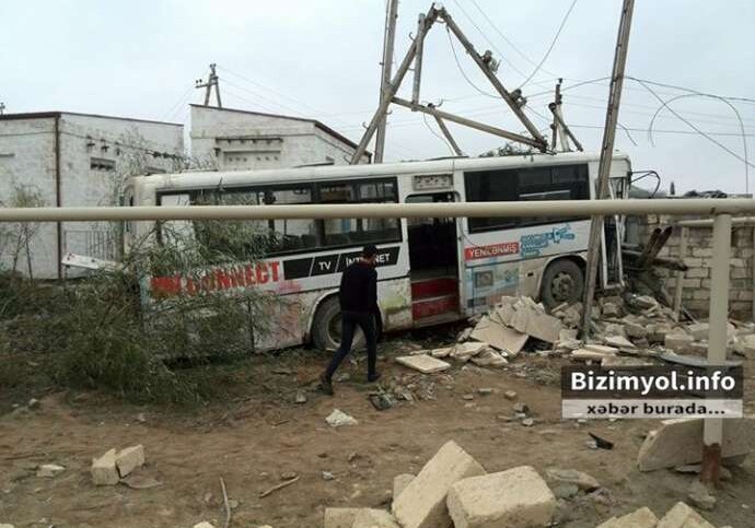 В Баку автобус врезался в столб – (Фото-Видео)