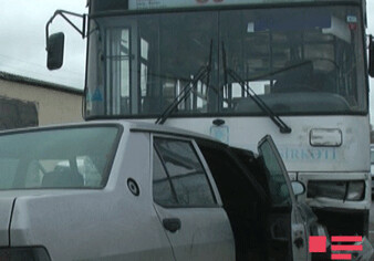 В Сумгайыте автобус столкнулся с легковушкой, есть погибший