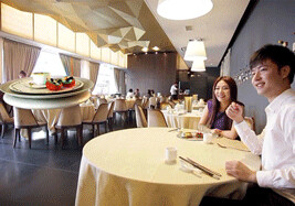 Ресторан Сингапура примет на работу летающих официантов (Видео)