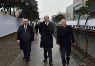 Президент Азербайджана ознакомился с ходом стройработ в Хатаинском районе
