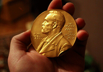Миллиардер, купивший на аукционе Нобелевскую медаль, вернет ее ученому