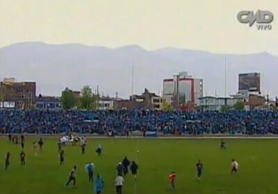 В Перу футболиста ударило молнией во время матча (Видео)