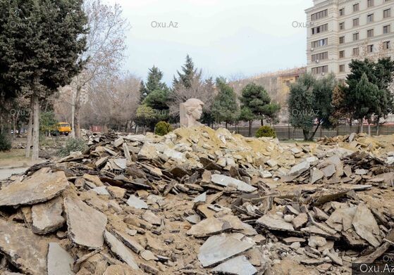 В Баку демонтируют памятник Айне Султановой (Фото)