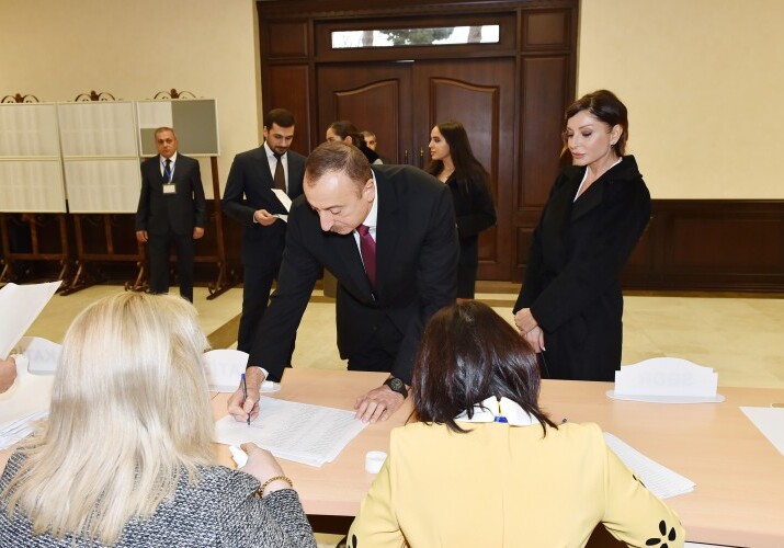Президент Азербайджана проголосовал на муниципальных выборах (Фото)