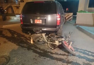 В Баку мотоцикл врезался в машину посольства США, погибла девушка