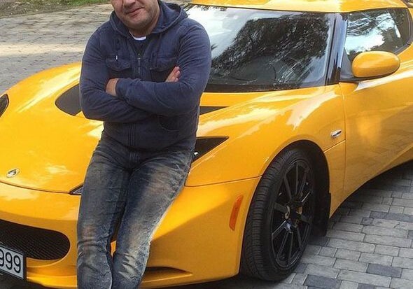 Азербайджанский певец похвастался машиной за 100 тыс. манатов (Фото)