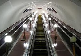 На станции метро «Низами» остановят эскалатор