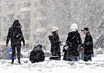 Завтра Баку заметет снегом, на дорогах возможен гололед