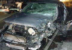 В Баку автомобиль врезался в ограждение, двое погибли