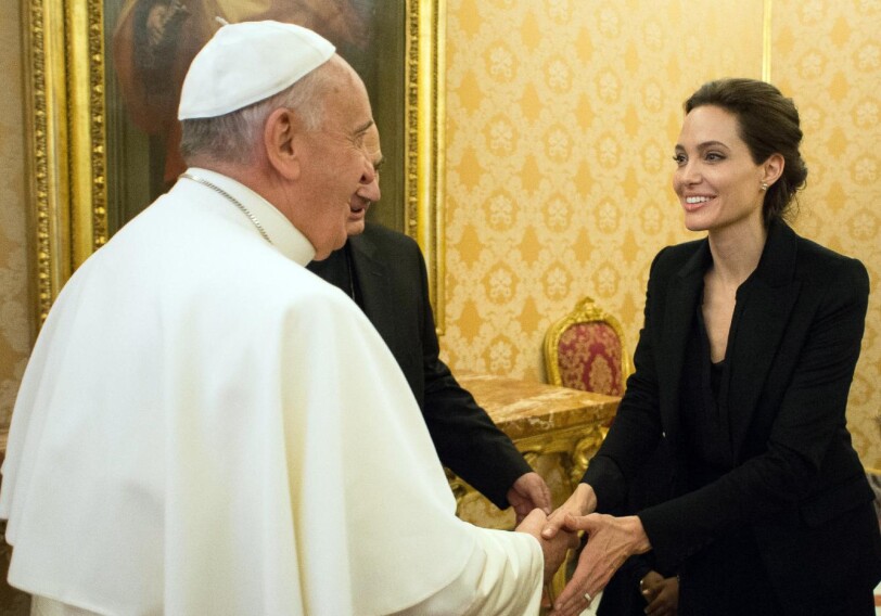 Анджелина Джоли показала “Несломленного“ Папе Римскому