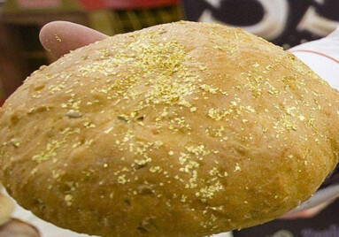 В Испании пекут хлеб со съедобным золотом