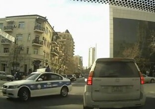 В Баку автохулиган сбил сотрудника полиции (Видео)