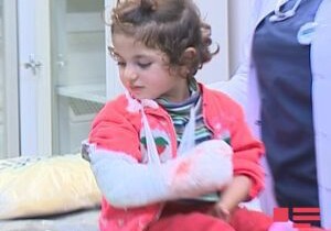 В Баку рука 3-летней девочки застряла в мясорубке (Фото-Видео)