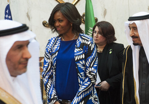 Мишель Обаму критикуют за нарушение этикета в Саудовской Аравии