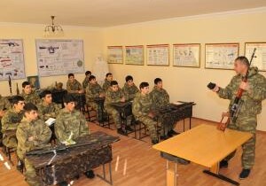 В Азербайджане началась допризывная подготовка снайперов, связистов и парашютистов