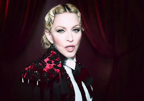 Коррида, танцы и наряд от Сергеенко: клип Мадонны на песню Living for Love (Видео)