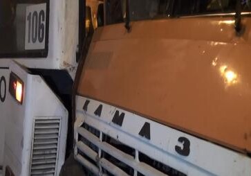 В Баку столкнулись автобус и грузовик, 20 пострадавших