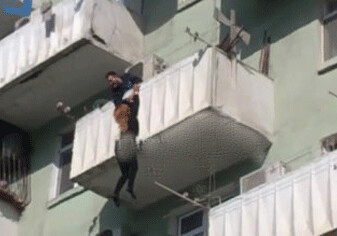 Подробности о состоянии женщины, упавшей с 5-го этажа (Видео +18)