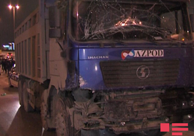 В Баку грузовик врезался в автомобили ОАО «Азерйолсервис», есть пострадавшие (Фото)