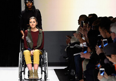 В Нью-Йорке звездами дефиле стали модели в инвалидных креслах