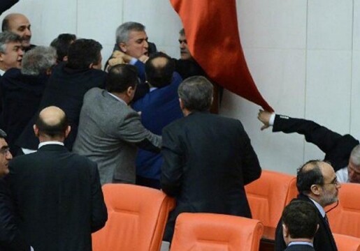 Пятеро депутатов получили травмы в потасовке в парламенте Турции
